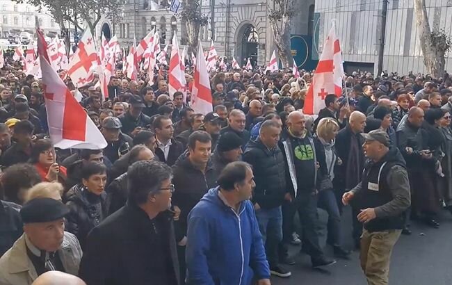 Новая многотысячная акция протеста в Грузии: митингующие выдвинули три требования