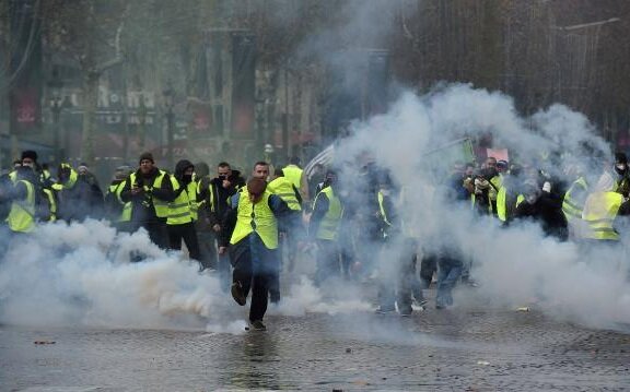 Во Франции митингующие за отставку Макрона схлестнулись с полицией – кадры 