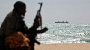В Камеруне пираты захватили судно с восемью моряками, среди них трое россиян - подробности