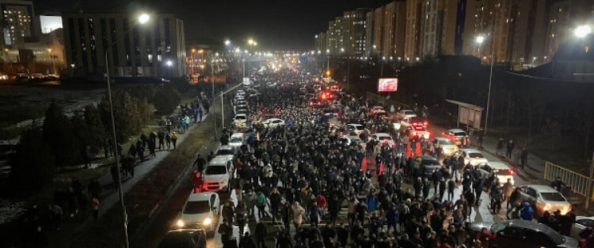 В Казахстане раздачу огнестрельного оружия протестующим засняли на видео