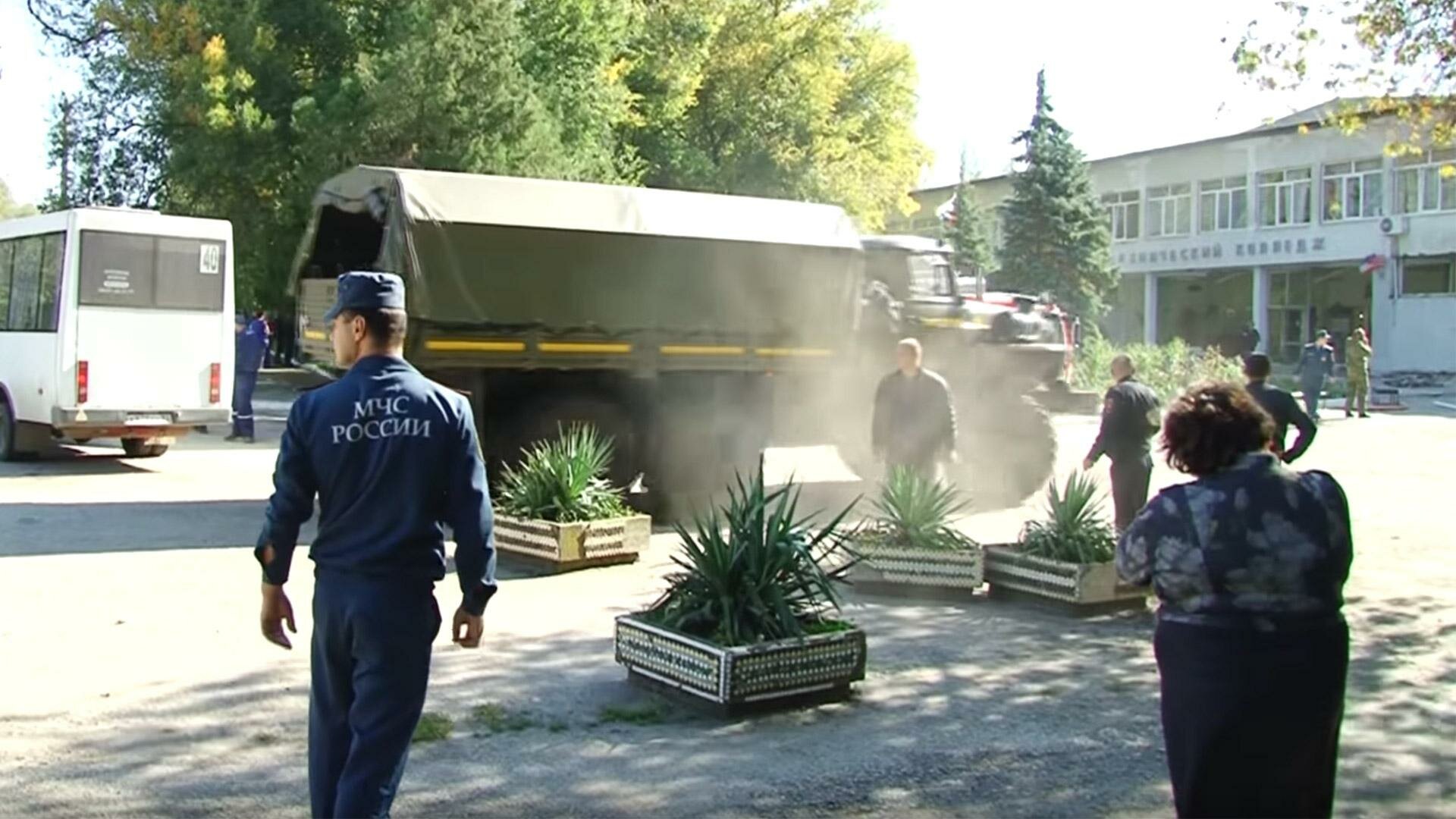 "Вывели в черной маске", - СМИ сообщили о задержании отца керченского стрелка 