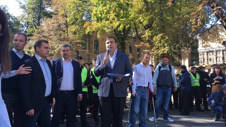 Без документов и гражданских прав - Саакашвили пытается вернуть себе паспорт