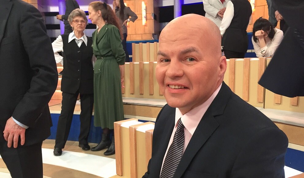 Украинского политолога Вячеслава Ковтуна, пришедшего на ток-шоу на "Первом канале", избили во время спора о Донбассе
