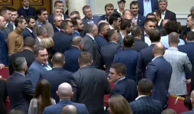 Соратник Зеленского подрался с оппозиционным депутатом прямо в Раде – кадры