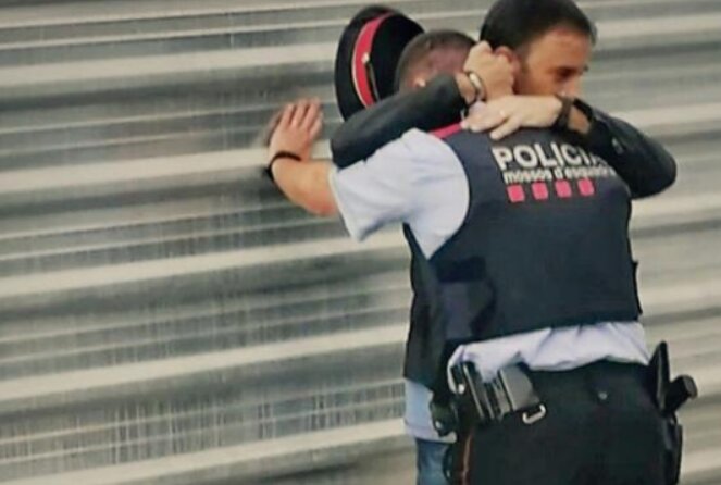 Сеть "взорвали" кадры полицейского в Каталонии, рыдающего от бессилия