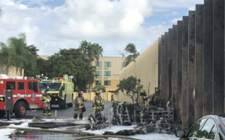 В США самолет рухнул на здание и спровоцировал пожар: кадры авиакатастрофы