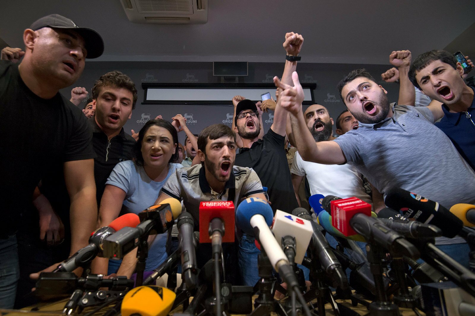Десятки людей с криками “Убийца!” прорвались к экс-президенту Армении Кочаряну