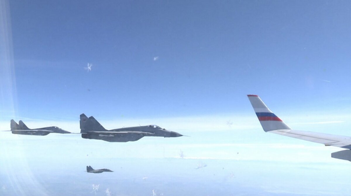 По пути в Сербию министра обороны РФ Шойгу в воздухе встретили три истребителя