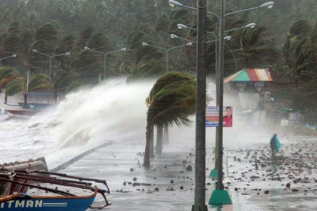 В результате мощного тайфуна на Филиппинах погибли 25 человек