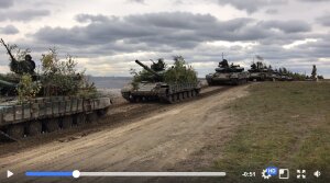 На Украине с пафосом похвастались колонной из десятков танков в сопровождении двух истребителей, которые движутся в "АТО", - кадры 