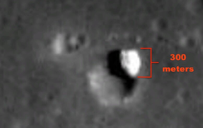 Корабль пришельцев завис над 11-километровым лунным кратером – уфологи обнародовали фотодоказательства 