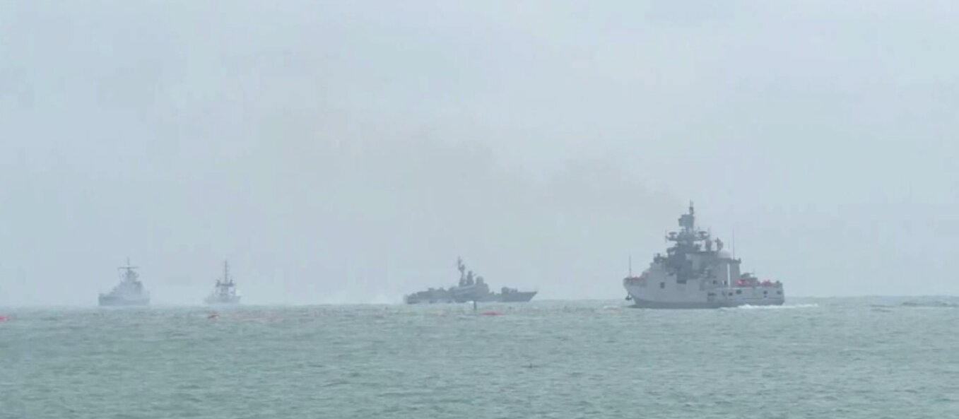 Российские военные корабли вышли на оборону Крыма: видео десятков судов в Черном море