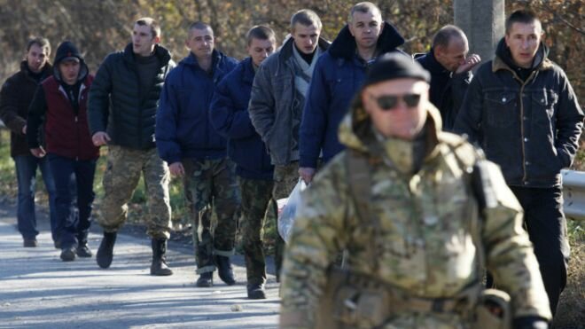 В Сети появились первые кадры обмена военнопленными между Украиной и Донбассом