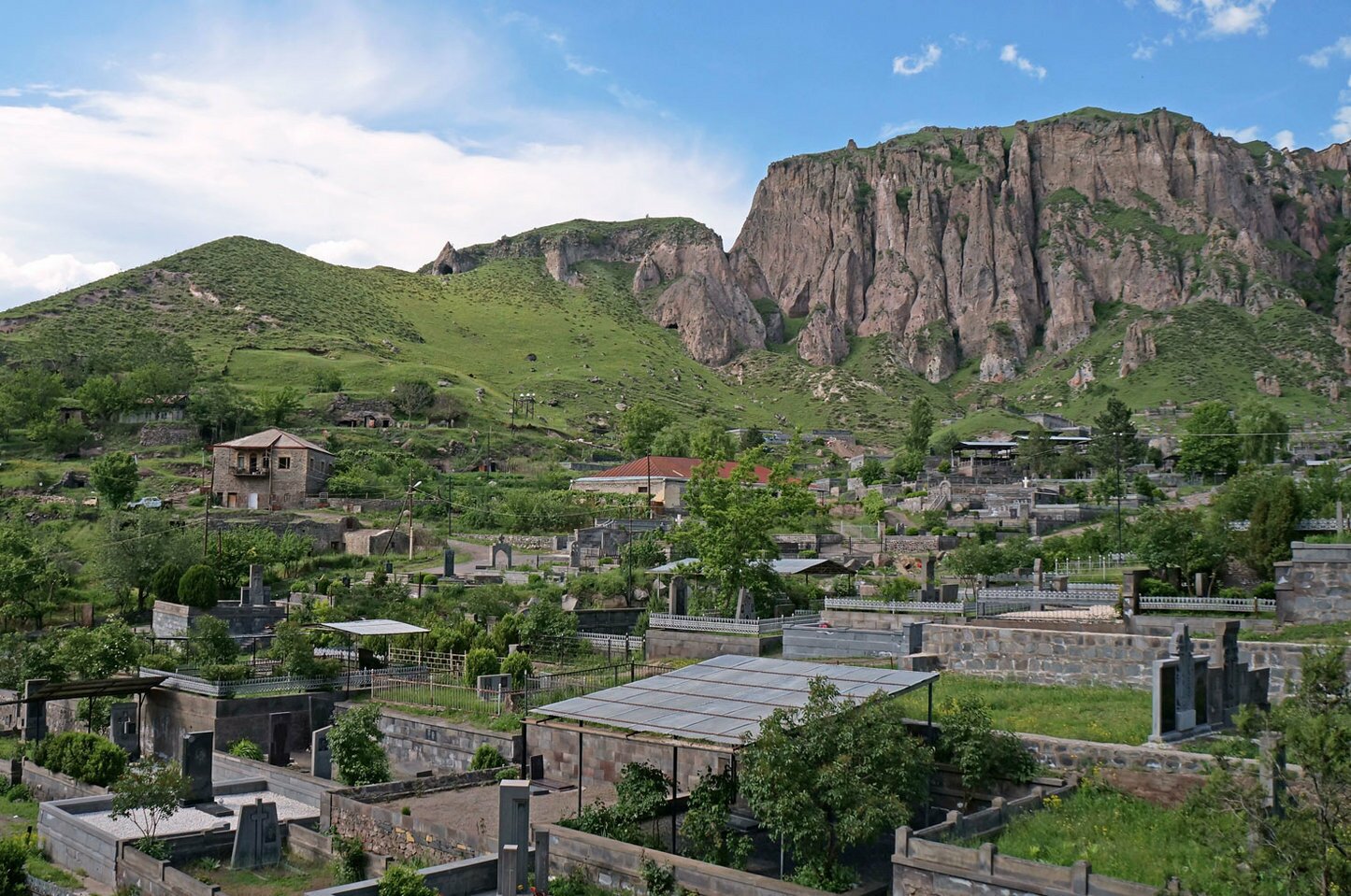 Ни минуты больше: азербайджанцы требуют в течение часа освободить 12 зданий садоводства в Горисе