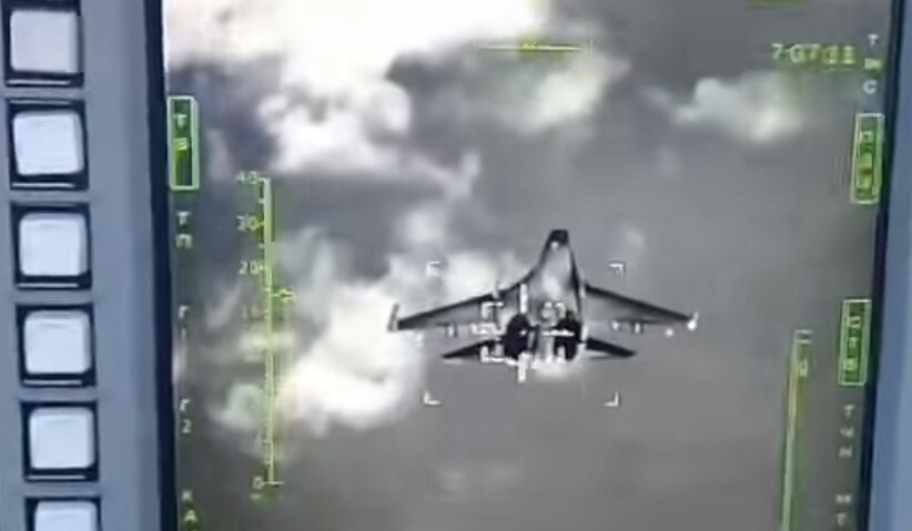 Пойман на прицел: российские "Су-34" и "Су-35" "померились силами" в воздухе – уникальные кадры