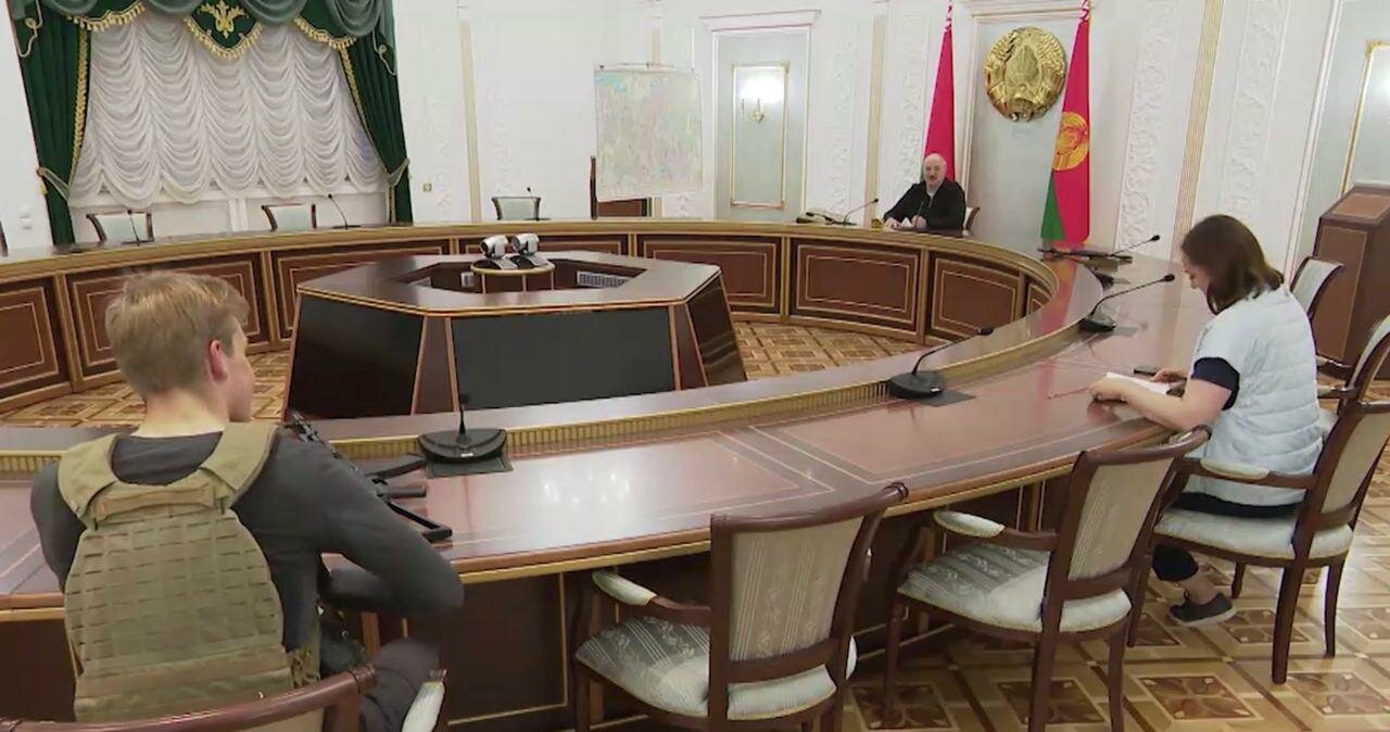 Коля Лукашенко с автоматом Калашникова на совещании у президента попал на видео