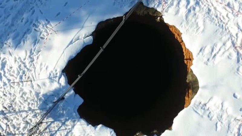 Сформировалась после землетрясения: в Черногории местные жители увидели 20-метровую воронку 