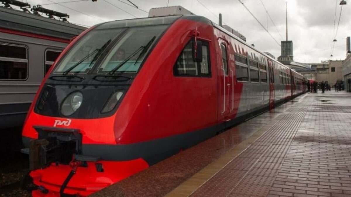 Столкновение поездов в Санкт-Петербурге: составы перевернуло, вырвав рельсы