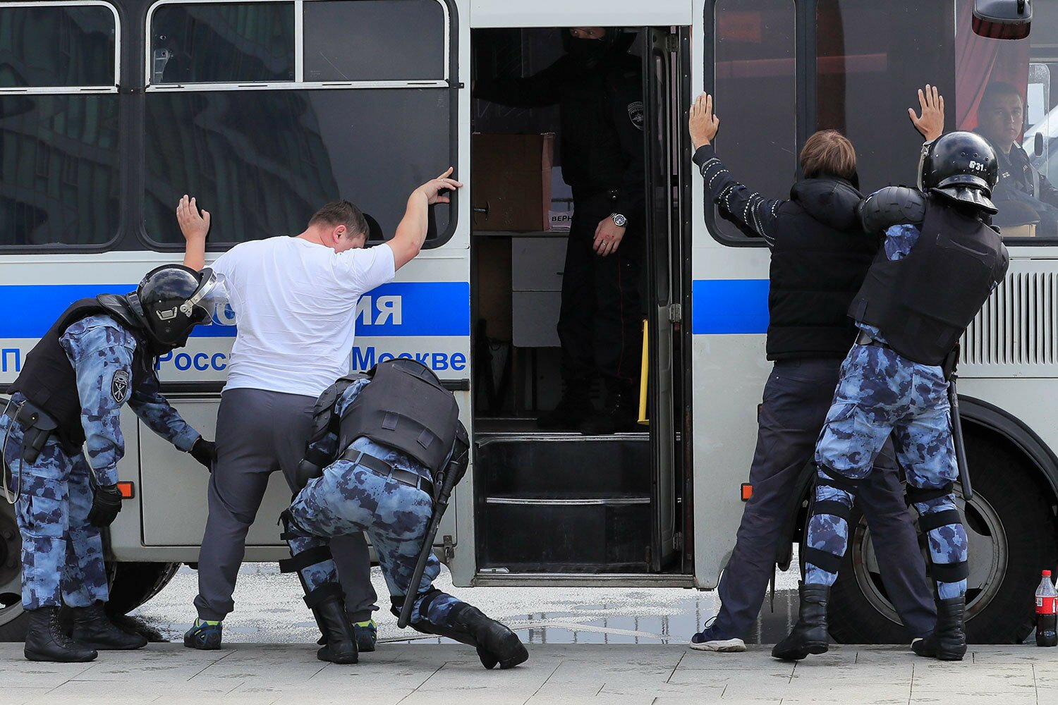 Несанкционированная акция оппозиции в Москве: десятки задержанных – кадры