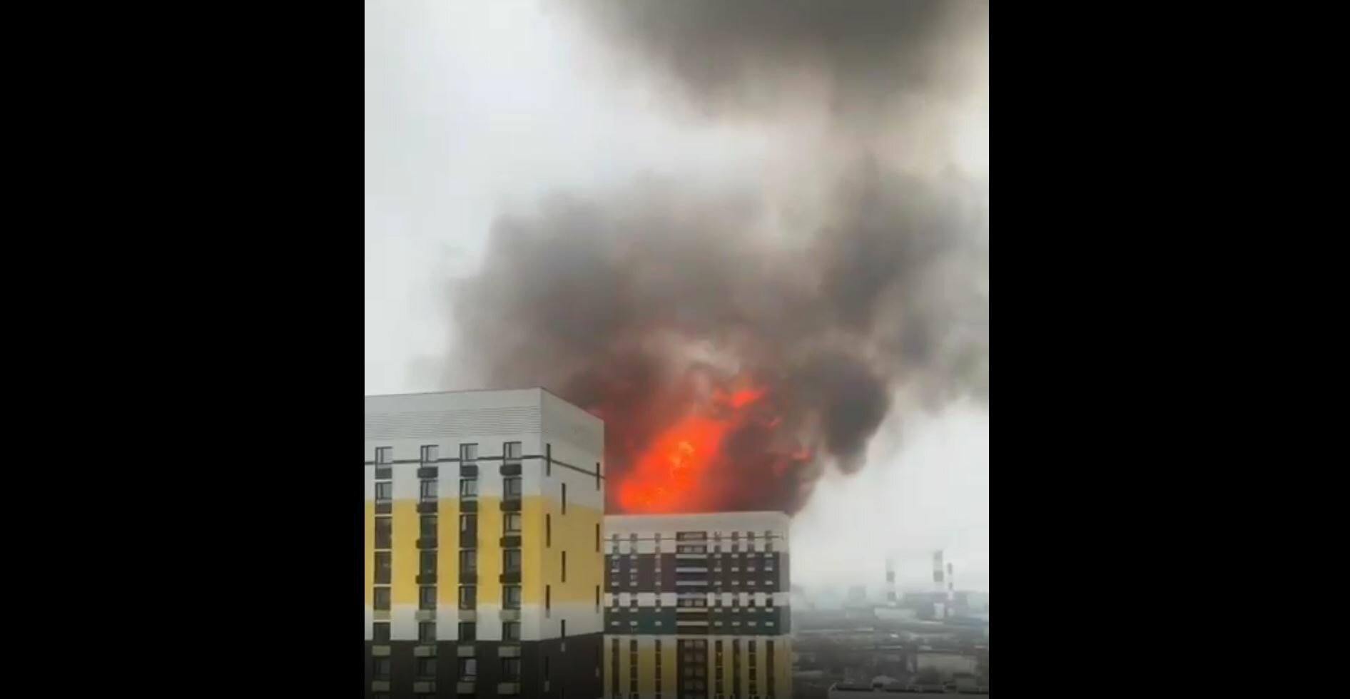 На видео засняли кадры мощных взрывов и возгорания ангара с газом на юге Москвы