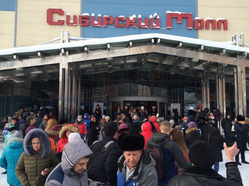 Остановлены аэропорт, вокзалы, закрыты магазины: в Новосибирске и Красноярске эвакуировали сотни людей из-за “минирований” – кадры