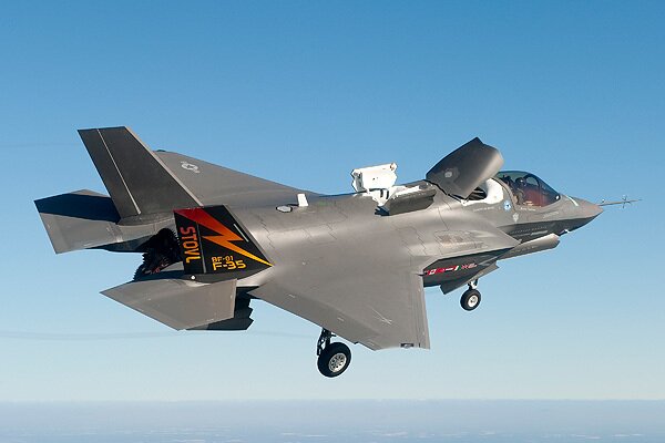 США впервые отправили на задание "самые дорогие" в мире истребители пятого поколения F-35B