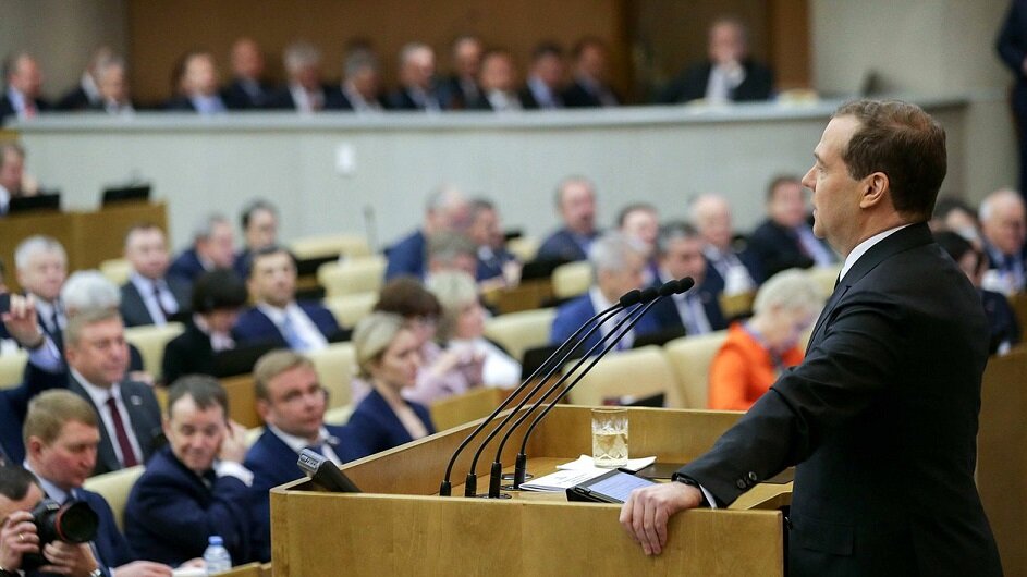 Медведев назвал Госдуме условия, при которых страна избежит нового "русского креста"
