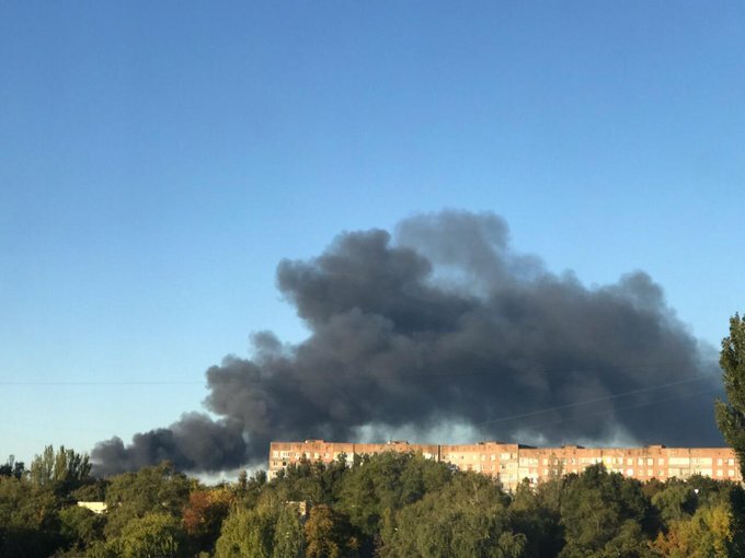 Атака на ДНР: в Донецке устраняют масштабный пожар, в пригородах люди в подвалах