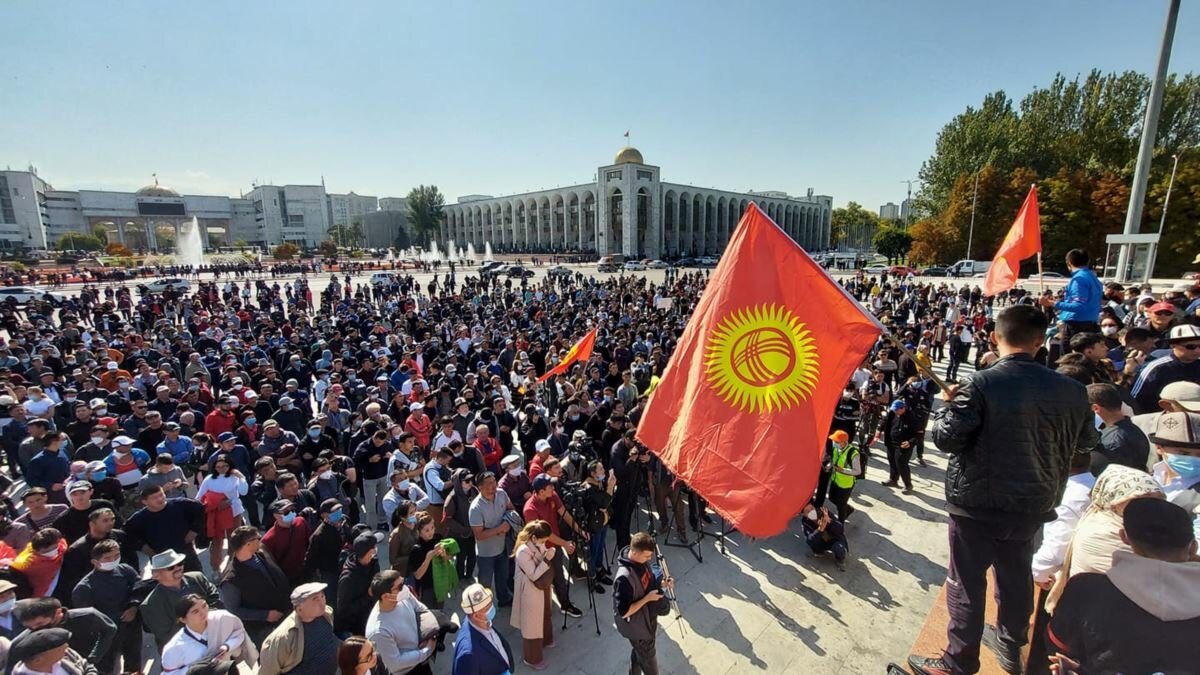 ​Новый глава правительства и перевыборы: подробности последних событий в Киргизии