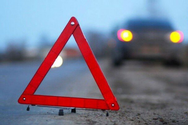 ​Пьяная автоледи проехала на красный свет и "снесла" 7-летнюю девочку в Томской области - кадры