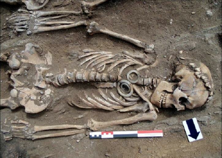 Захоронение в Сибири: археологи раскопали останки древних супругов с изделиями из белого нефрита 