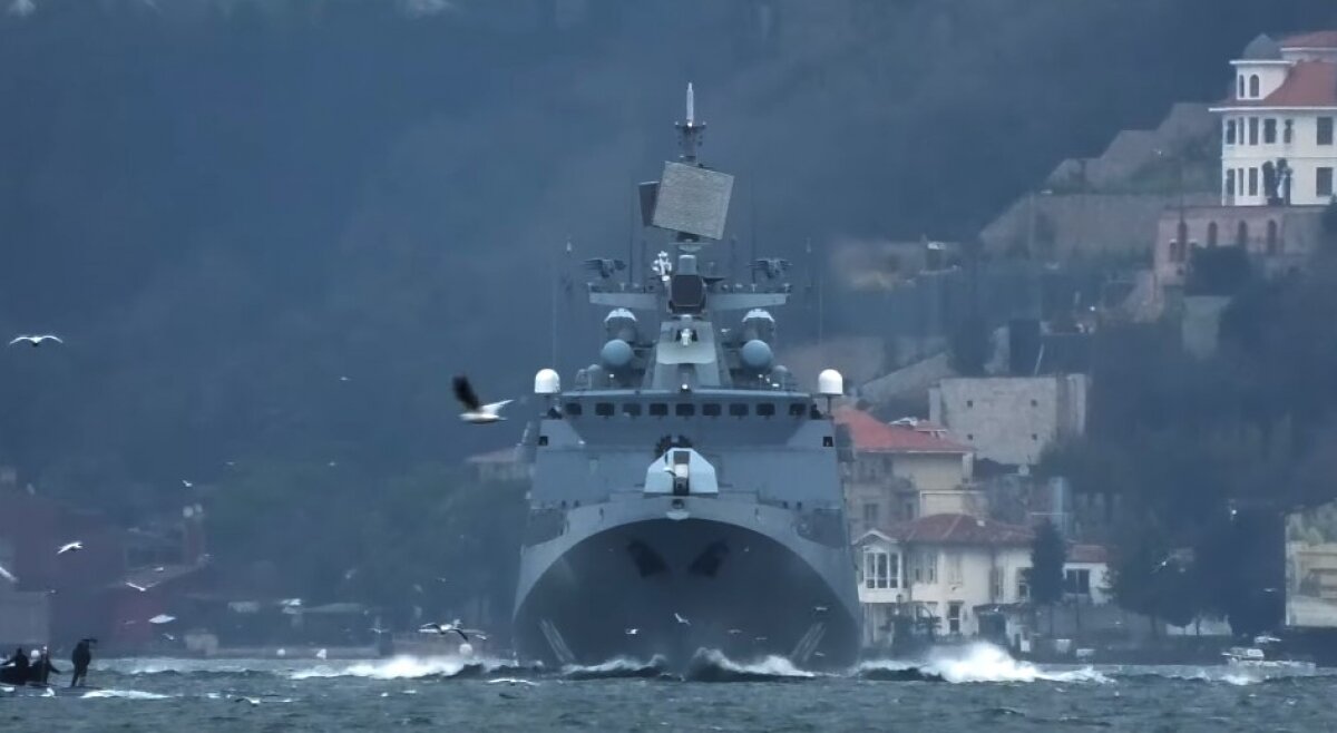 Проход пролива Босфор фрегатом "Адмирал Григорович" попал на видео
