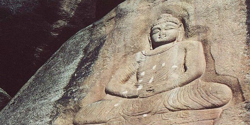 В Тибете строители наткнулись на уникальные 1000-летние наскальные статуи Будды