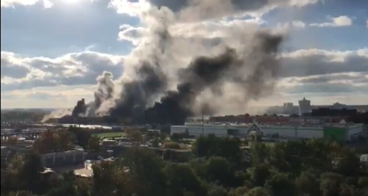 ТК "Синдика" полыxaeт на площади в 50 тыс. "квадpaтов" - pyxнула часть кровли