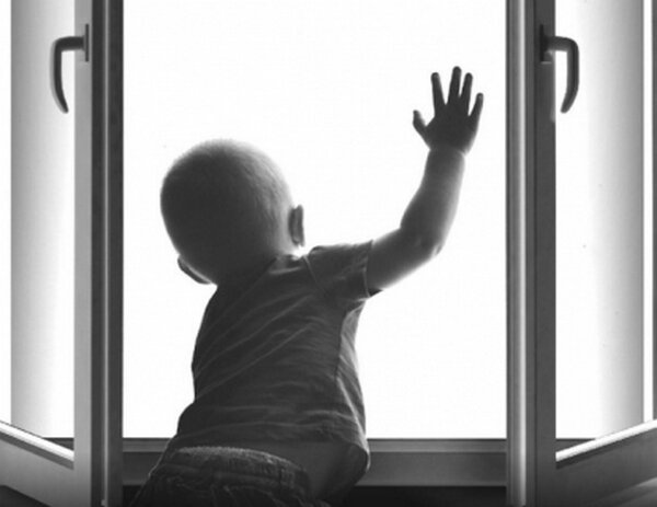 Шокирующий инцидент в Рязани: из окна многоэтажки выпала 2-летняя девочка