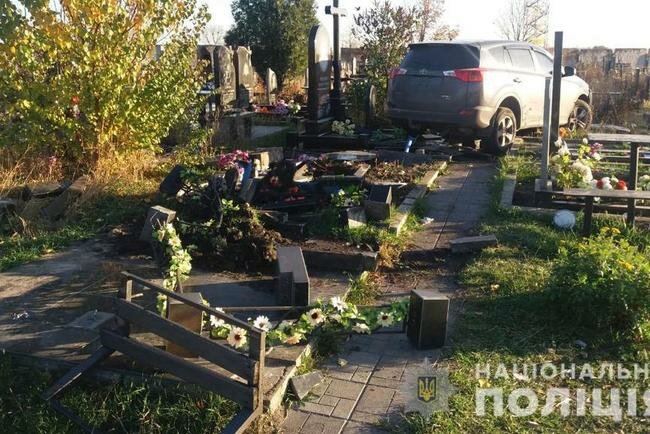 В Харькове священнослужитель сбил десять памятников на кладбище на своей иномарке - кадры