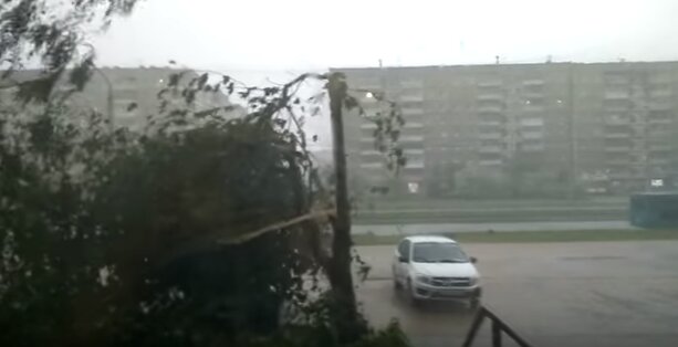 Десятки поваленных деревьев, сорванные крыши и жертвы: кадры страшного урагана на Урале