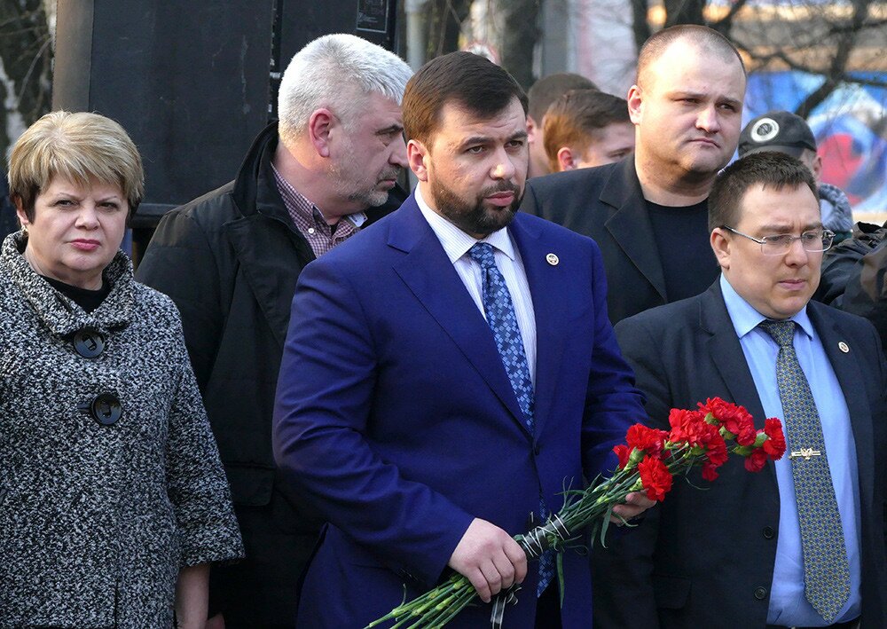 ​Жители Донецка во главе с Пушилиным почтили память жертв теракта в Санкт-Петербурге: фото соболезнующих участников митинга в ДНР