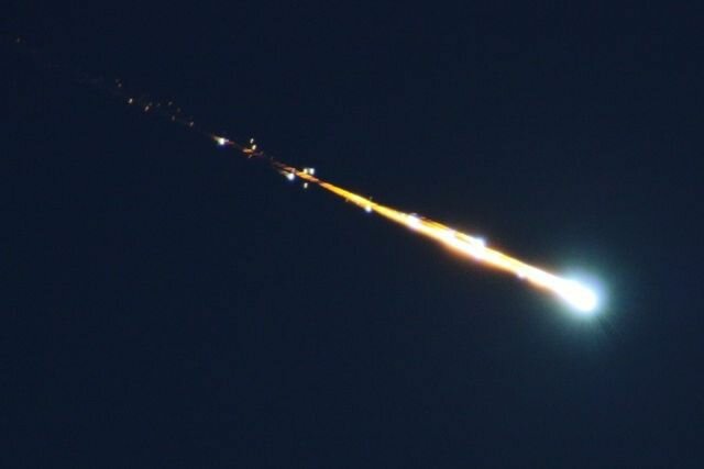 Опубликованы впечатляющие кадры падения метеорита на Канаду