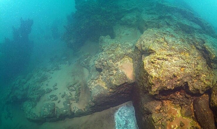  Удивительная находка дайверов: на дне турецкого озера найдены руины древнего города Урарту 