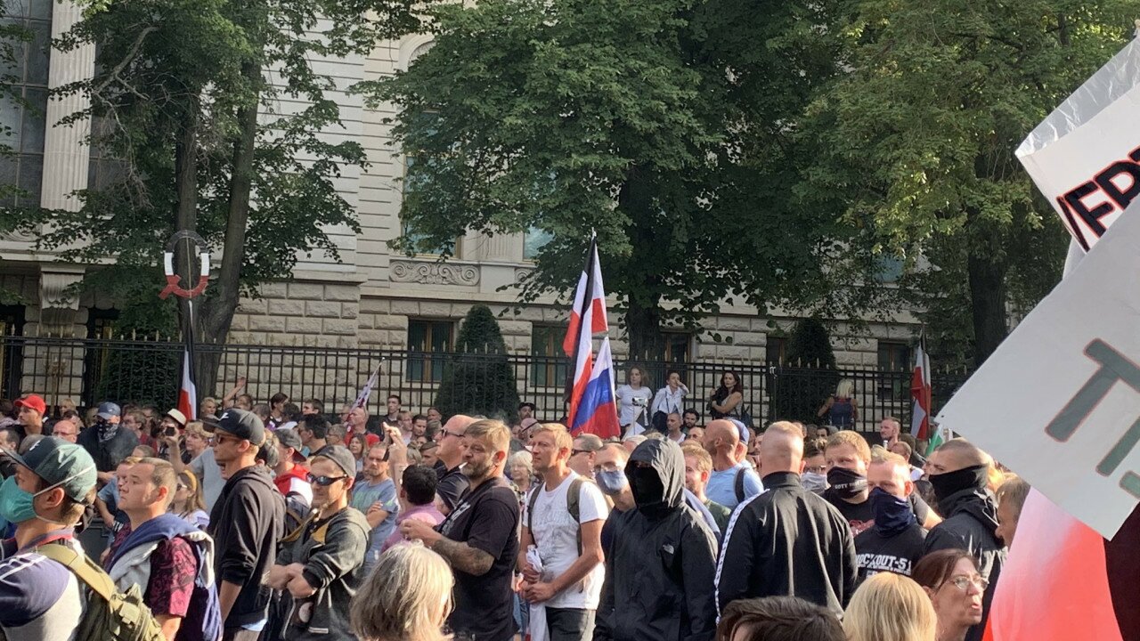 На митинге в Берлине подняли российские флаги и скандировали: "Путин!"
