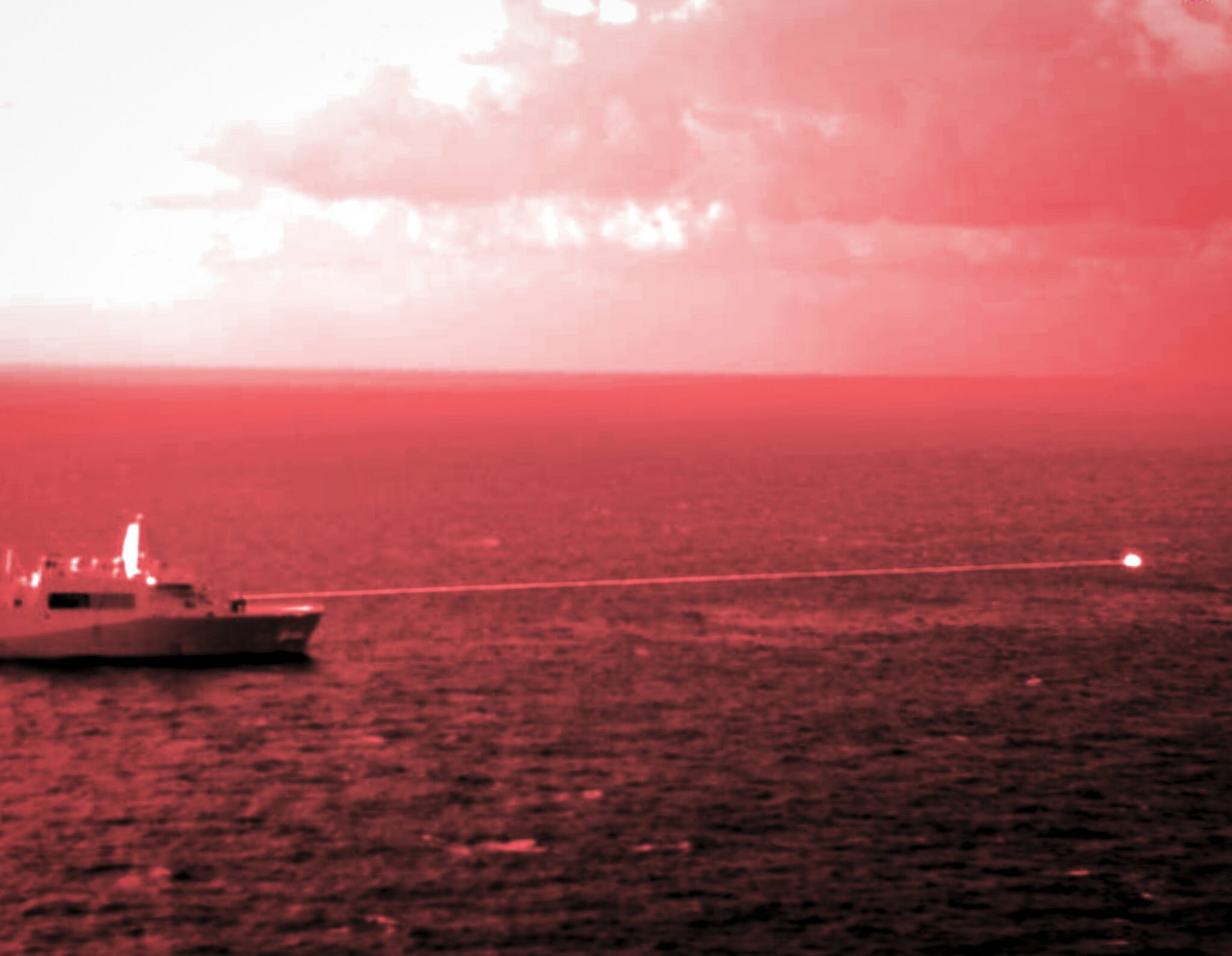 Корабль ВМС США выстрелил лазером в Аденском заливе