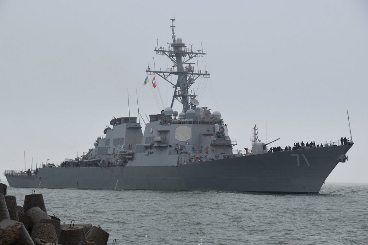 ​Российские истребители "ракетным ударом" наказали эсминец США USS Ross за появление в Черном море