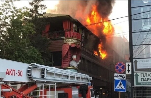 Мощный пожар в Новосибирске: известна судьба посетителей загоревшегося ресторана – кадры