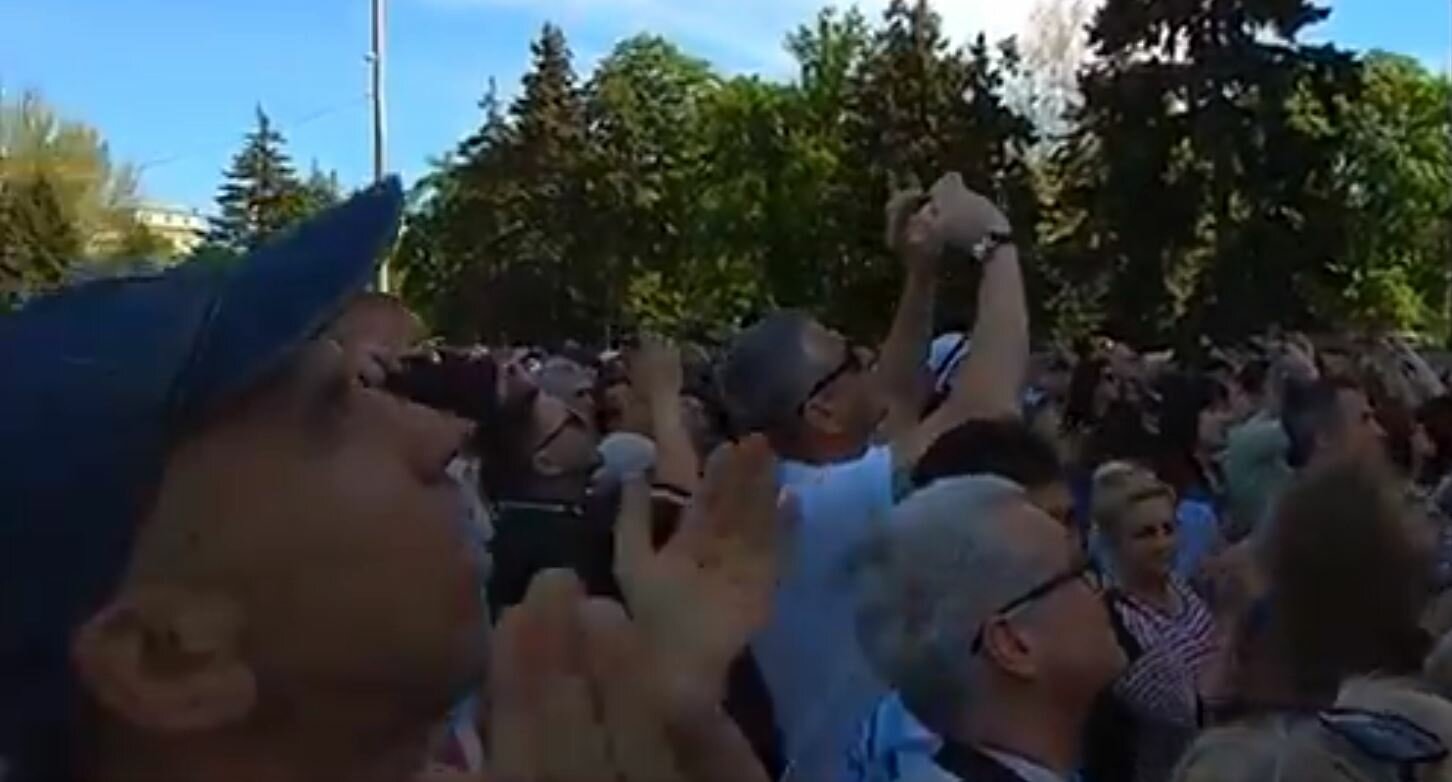 “Не забудем, не простим!” – сотни людей выпустили в небо черные шарики и голубей в Одессе у Дома профсоюзов: кадры
