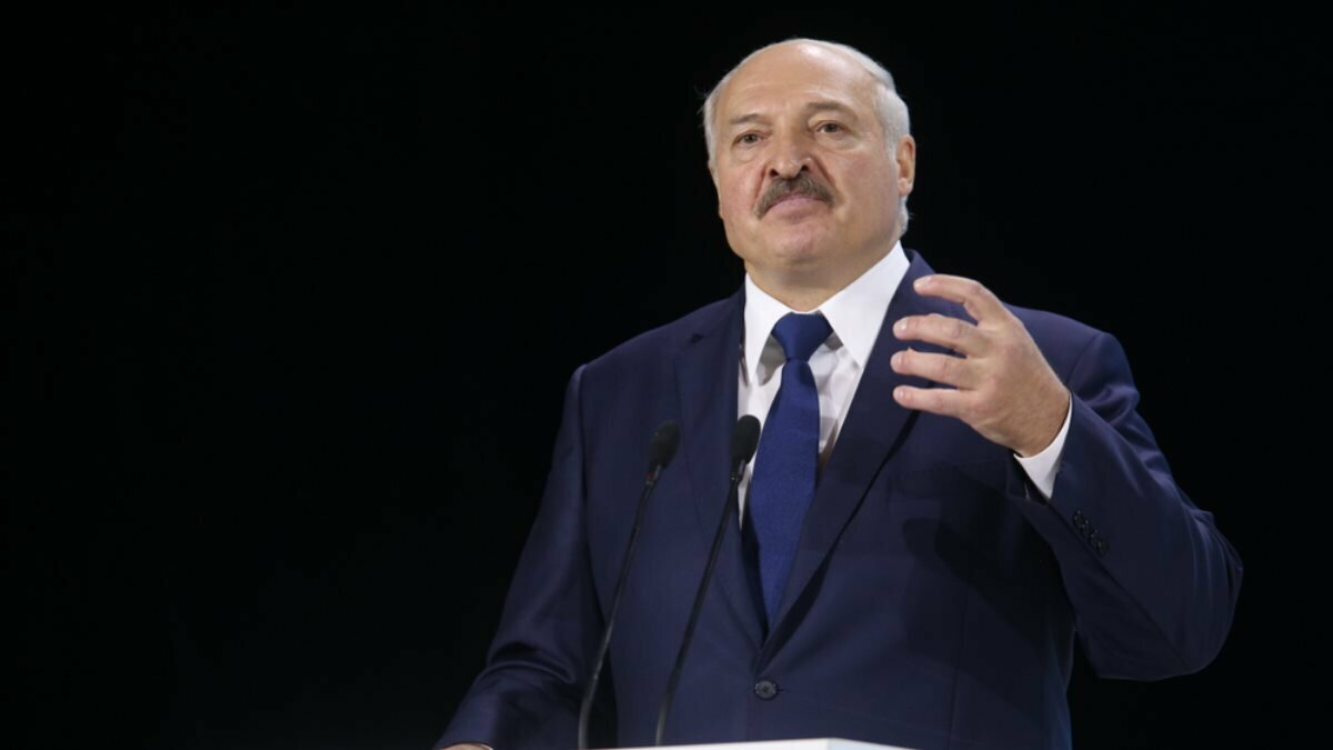 Сына Лукашенко Дмитрия дисквалифицировали за удар соперника клюшкой в хоккейном матче