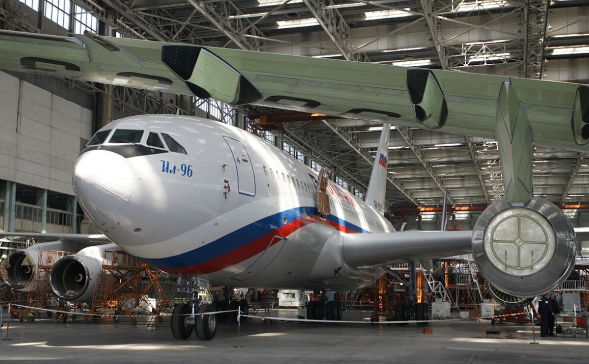 ​Правительственный лайнер России "Ил-96-300" обхитрил американский самолет-разведчик