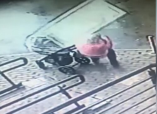 ​Страшный инцидент в Подмосковье: оконная рама рухнула на женщину с коляской во дворе многоэтажки. Кадры
