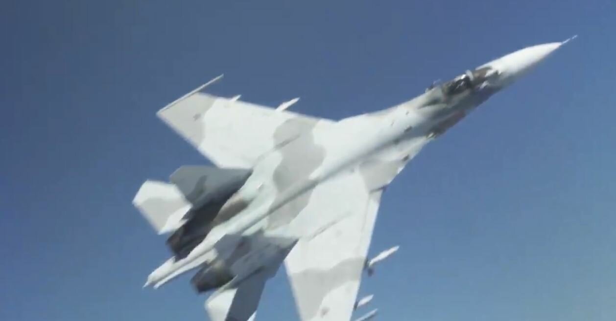 Су-27 отправил бомбардировщик США в турбулентность, пролетев в 30 метрах от его носа