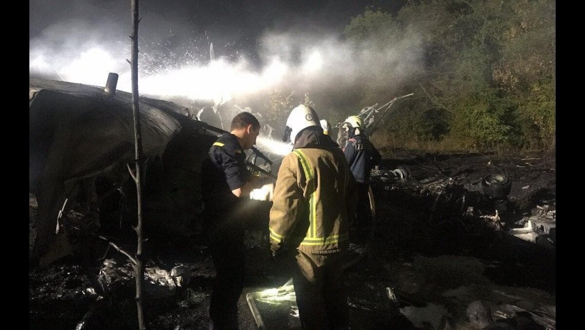 Украинские спасатели продолжают поиск двух человек после крушения Ан-26 под Харьковом